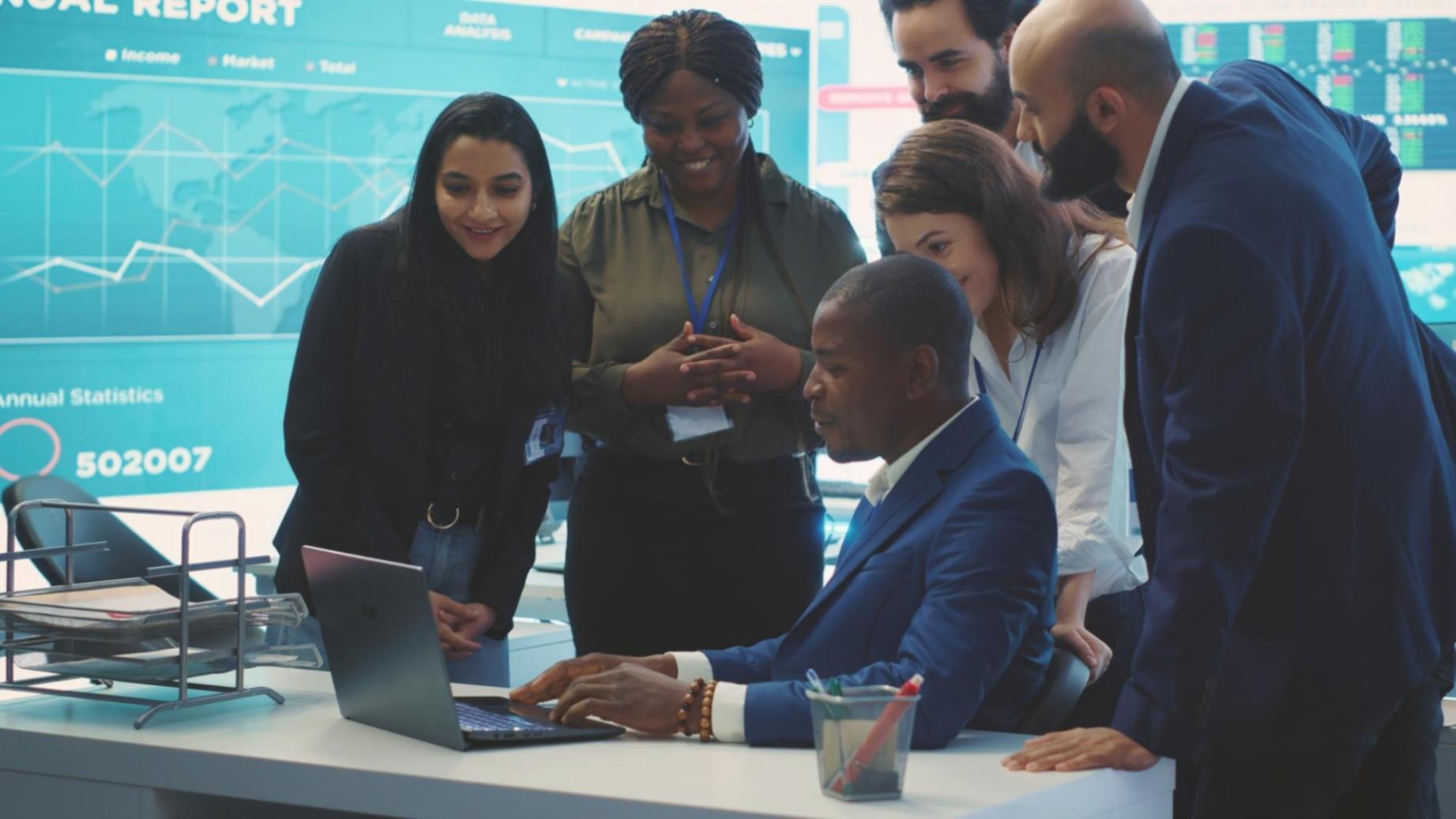 Team di esperti in sicurezza informatica al lavoro su sistemi di protezione avanzati