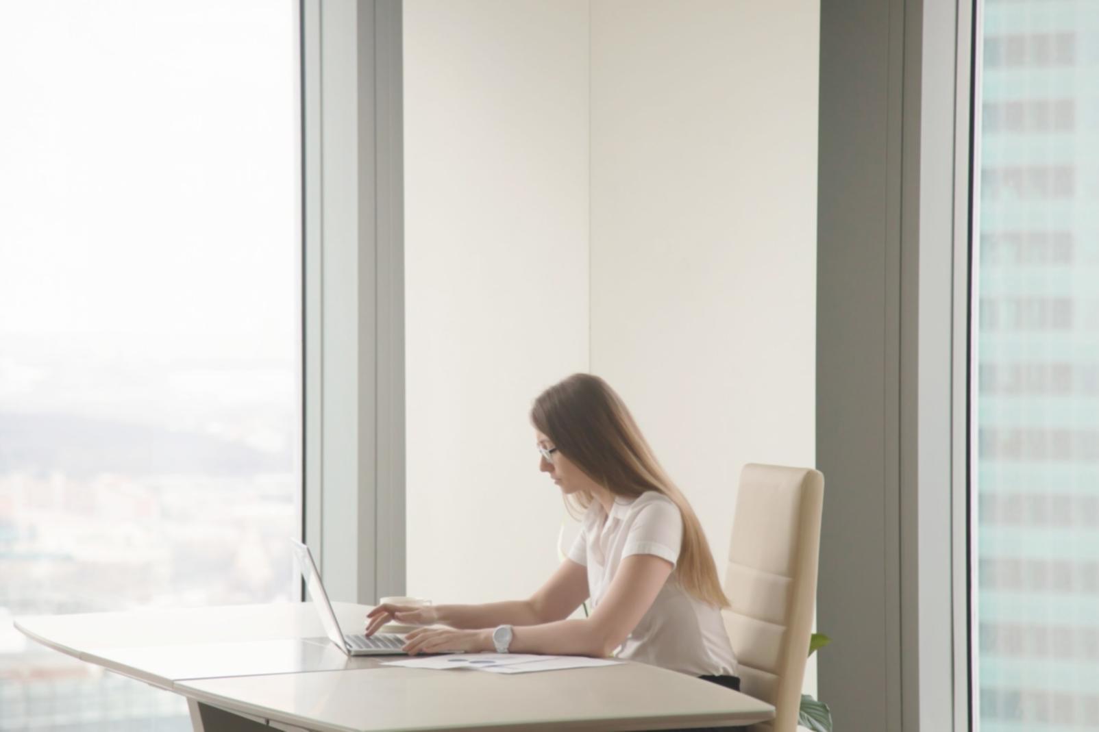 Interfaccia dashboard di sicurezza con grafici in tempo reale e metriche di sistema avanzate